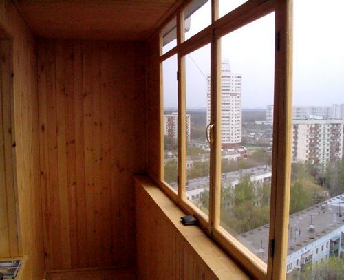 Остекление балконов деревянными рамами: плюсы и минусы