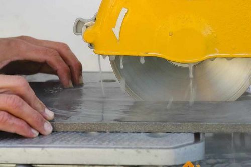Как пользоваться плиткорезом. Как правильно резать плитку плиткорезом?