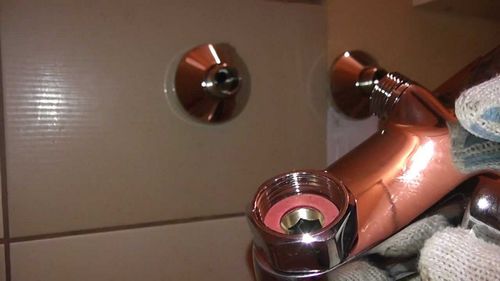 Как правильно сделать монтаж смесителя для ванны.