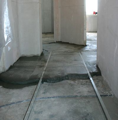 Как самостоятельно сделать бетонную стяжку пола