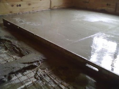 Как выровнять бетонный пол в квартире своими руками и чем, видео-инструкция