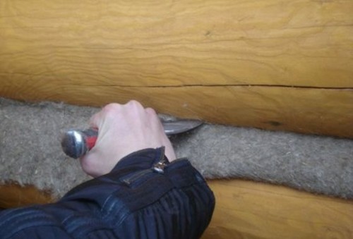 Конопатка сруба своими руками. Технология конопачения сруба. Как проконопатить деревянный сруб своими руками.