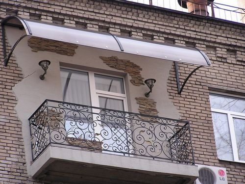 Козырек на балкон: установка и шумоизоляция