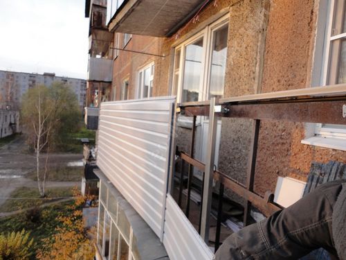 Обшивка балкона сайдингом: внутренняя и внешняя