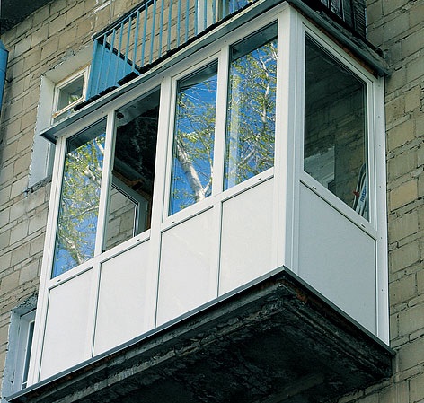 Остекление балкона от пола до потолка: кому подойдет?