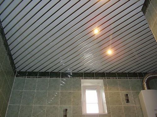 Потолок из пластиковых панелей в ванной способы монтажа фото