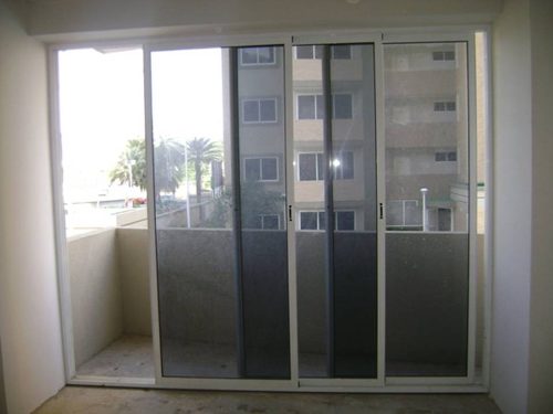 Раздвижные двери на балкон: варианты и их плюсы