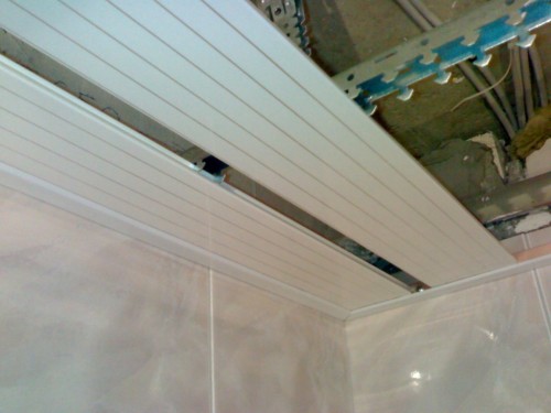 Реечный потолок в ванной комнате: инструкция по монтажу. Как самостоятельно сделать реечный потолок в ванной. Преимущества реечного потолка. Как самостоятельно выполнить монтаж потолка