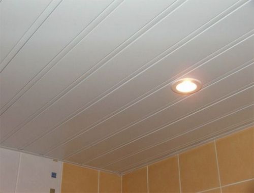 Реечный потолок в ванную. Особенности установки реечных потолков