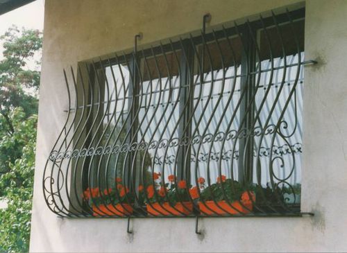 Решетки на балкон и лоджию: варианты исполнения