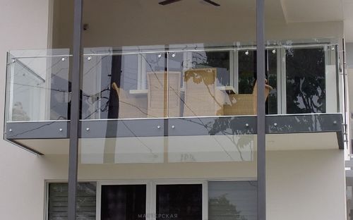 Стеклянные ограждения балконов, заказ перил из стекла, цены