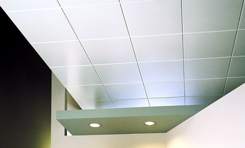 Укладка плитки ПВХ на потолок своими руками.