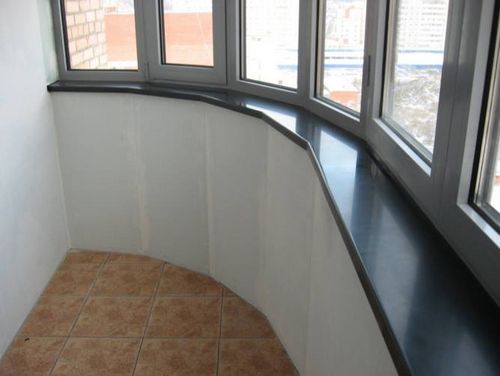 Установка подоконника на балконе: выбор материала