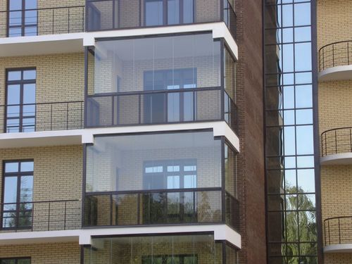 Витражное остекление балконов и лоджий: достоинства