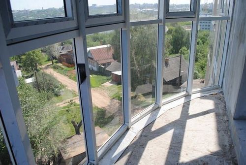Витражное остекление балконов и лоджий: достоинства