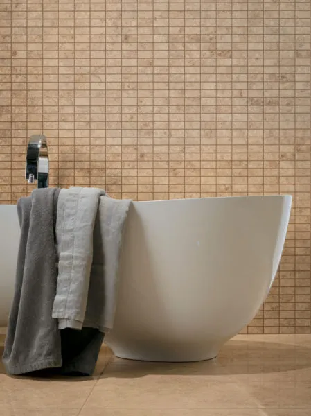Бежевая плитка и серые детали в ванной комнате