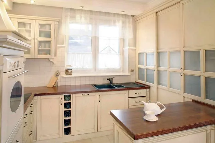 идея красивого стиля окна на кухне