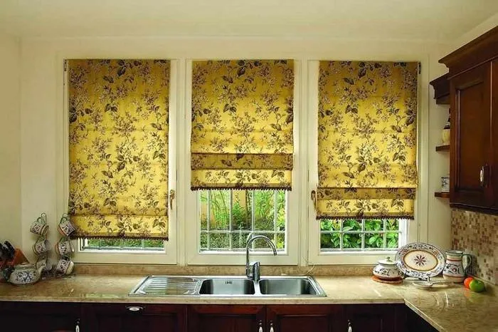 пример яркого дизайна окна на кухне