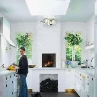 идея светлого стиля окна на кухне картинка