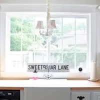 пример яркого декора окна на кухне картинка
