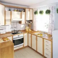 пример светлого декора окна на кухне фото