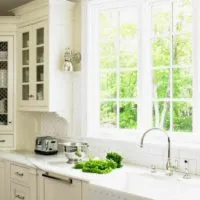 идея необычного дизайна окна на кухне фото
