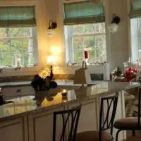 идея светлого декора окна на кухне фото