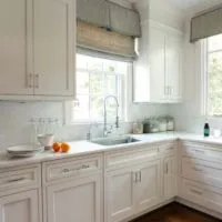 пример яркого интерьера окна на кухне картинка
