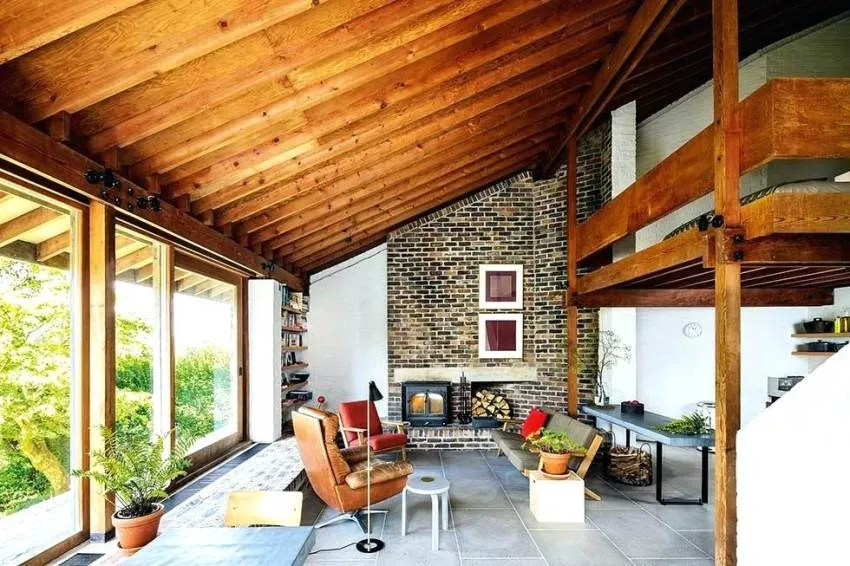 Внутренняя отделка деревянных домов чаще всего начинается с потолка