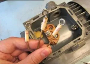 Выведено три провода на асинхронном двигателе